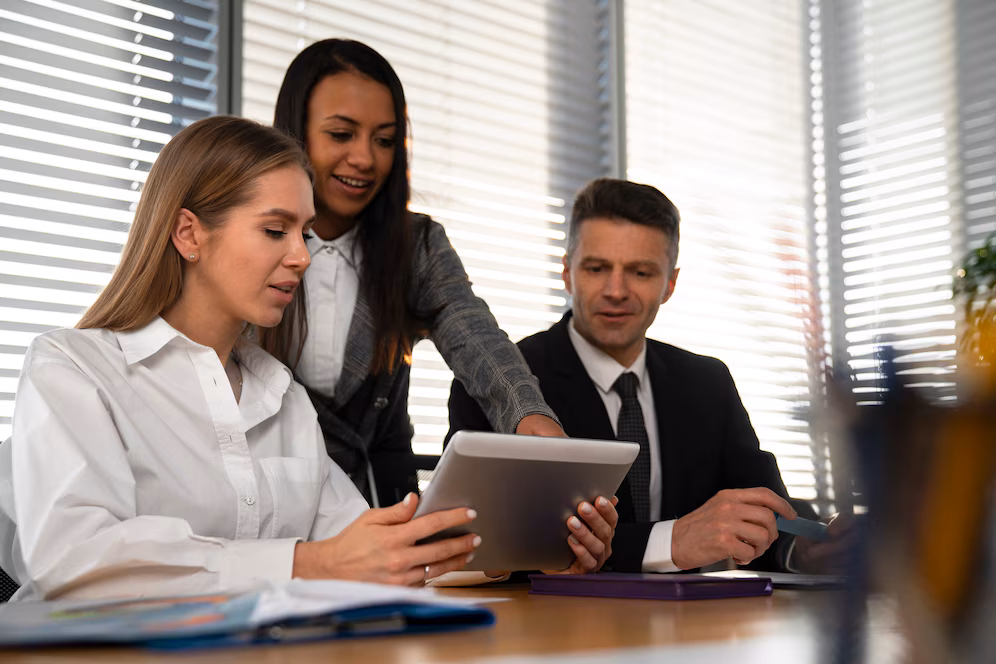 trabajo-equipo-negocios-tiro-medio_23-2149271692.avif